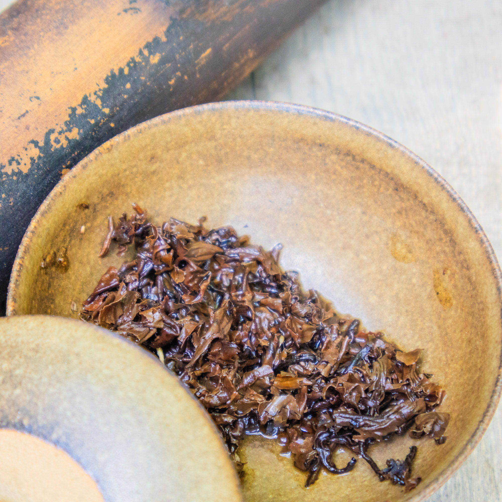 Thé Pu-erh Sauvage Cru Fumé dans du Bambou | Thé Du Vietnam Thé Pu-erh Sauvage Cru Fumé dans du Bambou – Image 16