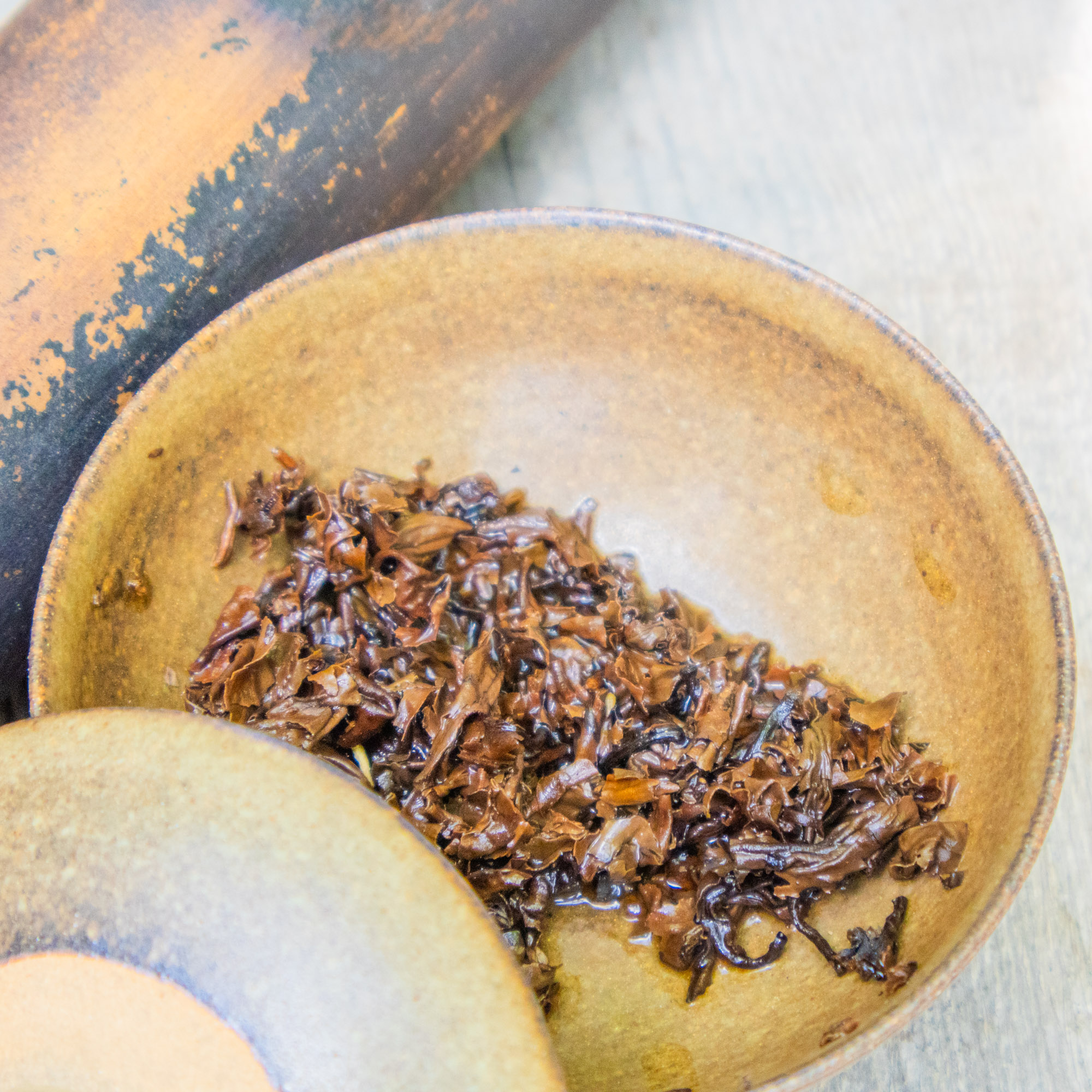Thé Pu-erh Sauvage Cru Fumé dans du Bambou | Thé Du Vietnam Thé Pu-erh Sauvage Cru Fumé dans du Bambou – Image 17