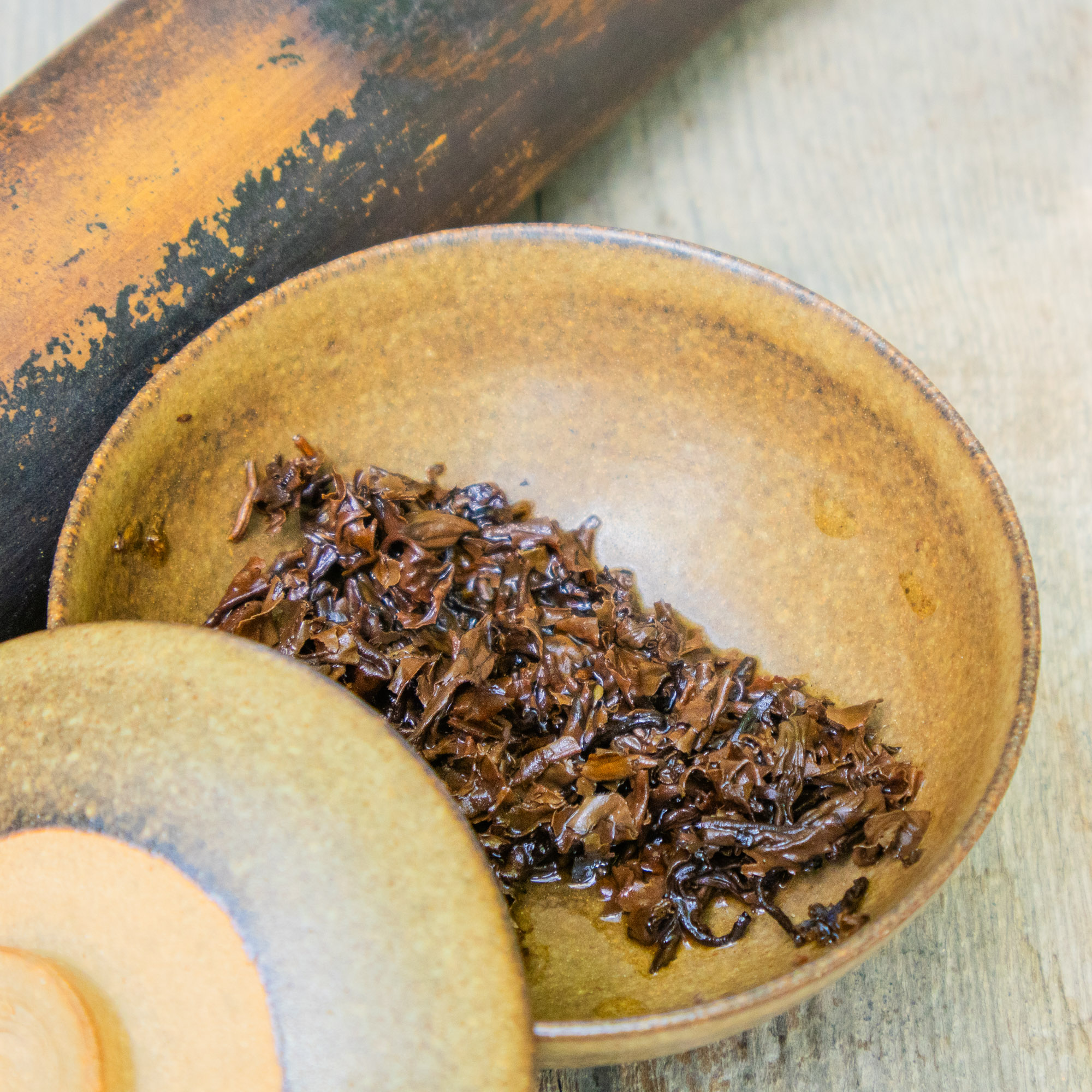 Thé Pu-erh Sauvage Cru Fumé dans du Bambou | Thé Du Vietnam Thé Pu-erh Sauvage Cru Fumé dans du Bambou – Image 18