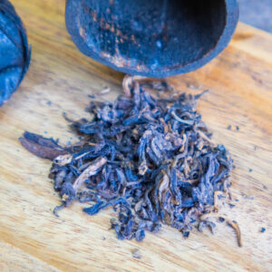 Thé Pu-erh Sauvage Cru Fumé dans du Bambou