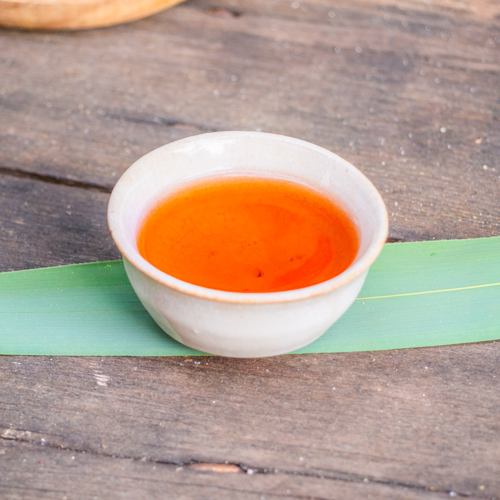 Thé Pu-erh Sauvage Cuit Millésime 2017 Fumé dans du Bambou | Thé Du Vietnam Thé Pu-erh Sauvage Cuit Millésime 2017 Fumé dans du Bambou – Image 17