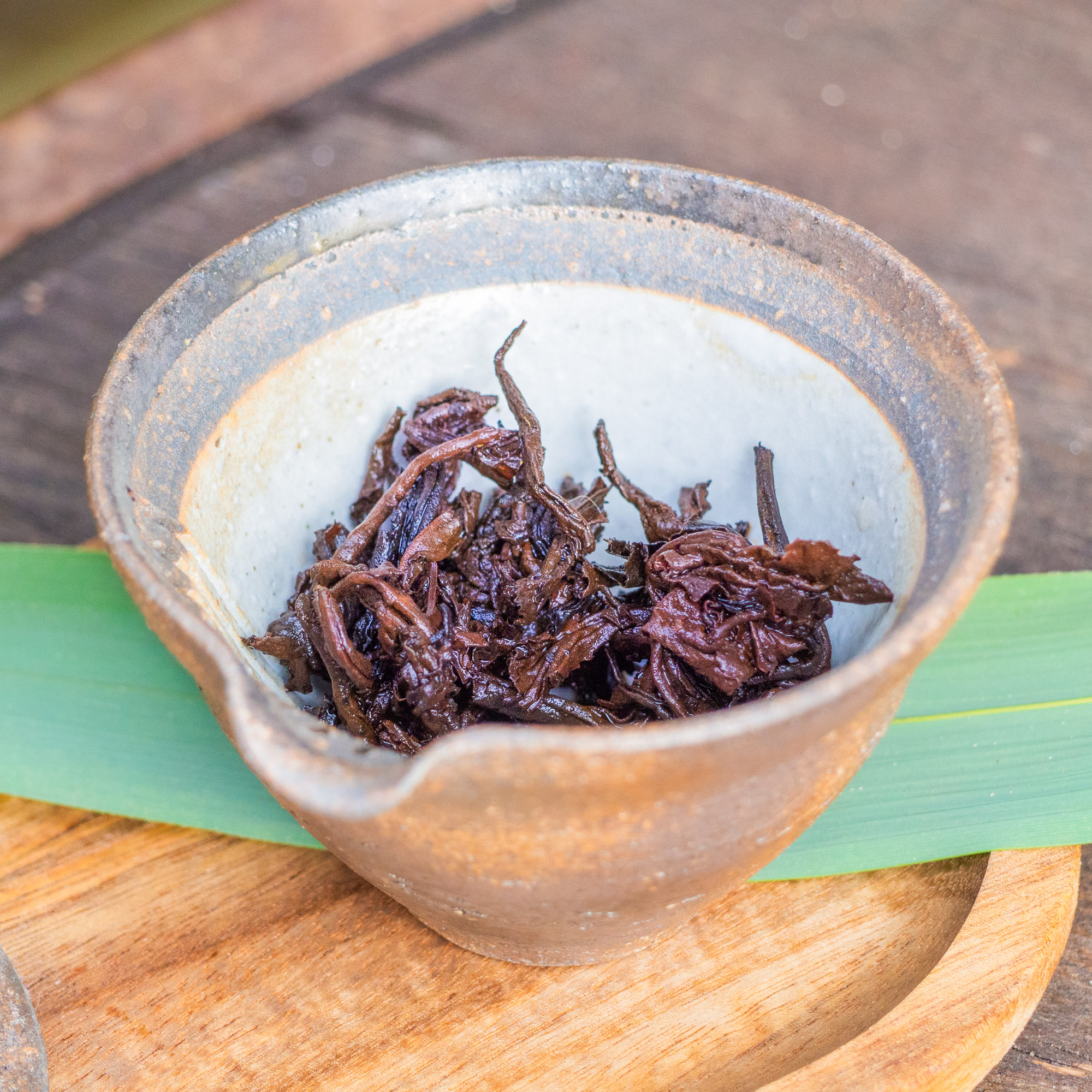 Thé Pu-erh Sauvage Cuit Millésime 2017 Fumé dans du Bambou | Thé Du Vietnam Thé Pu-erh Sauvage Cuit Millésime 2017 Fumé dans du Bambou – Image 18