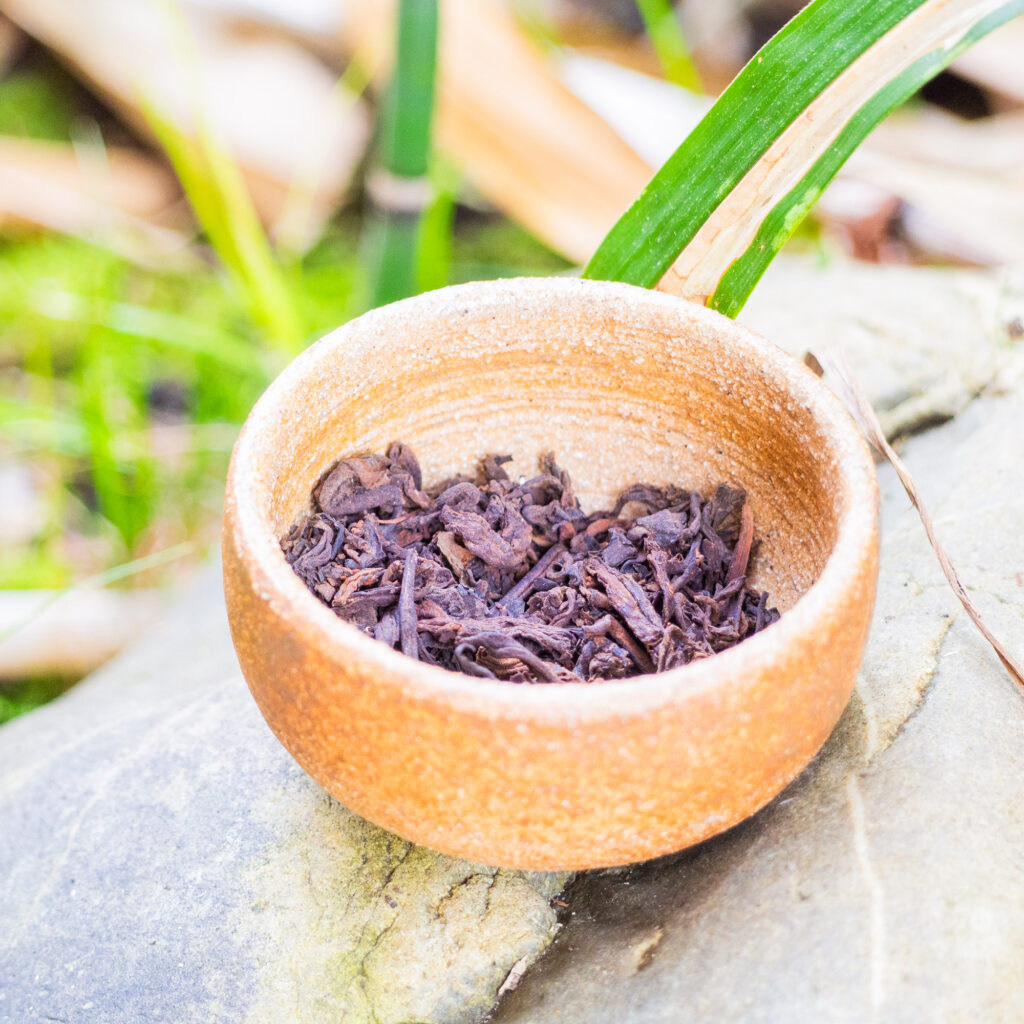 Thé Pu-erh Sauvage Cuit Millésime 2017 Fumé dans du Bambou | Thé Du Vietnam Thé Pu-erh Sauvage Cuit Millésime 2017 Fumé dans du Bambou