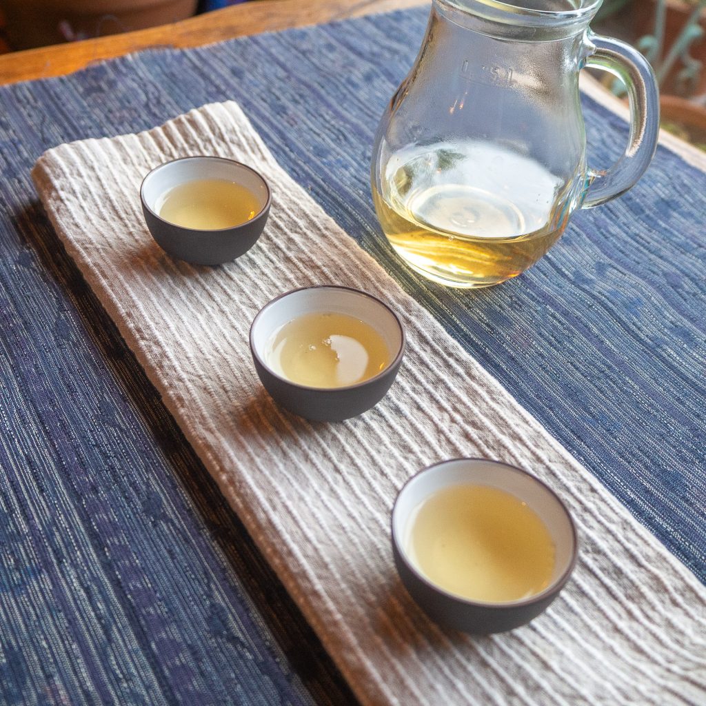 Laissez-vous séduire par la robe limpide et lumineuse de cette infusion au caractère indomptable. Chaque tasse de notre Thé Pu-erh Sauvage Cru Cueillette d’Automne 2023 révèle des notes animales et végétales d'une intensité rare. Un véritable concentré de vitalité issu des forêts millénaires, conçu pour les palais en quête d'authenticité.