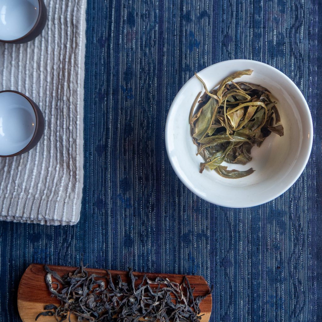 Admirez la vitalité exceptionnelle de ces feuilles entières qui se déploient majestueusement au fil des infusions. Chaque tasse de notre Thé Pu-erh Sauvage Cru Cueillette d’Automne 2023 en Vrac révèle l'âme d'un terroir millénaire. Laissez-vous envoûter par la richesse de ce bouquet et offrez-vous une expérience sensorielle d'un raffinement absolu.